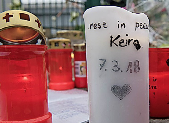 Freunde gedenken der getteten Keira aus Berlin.   | Foto: dpa