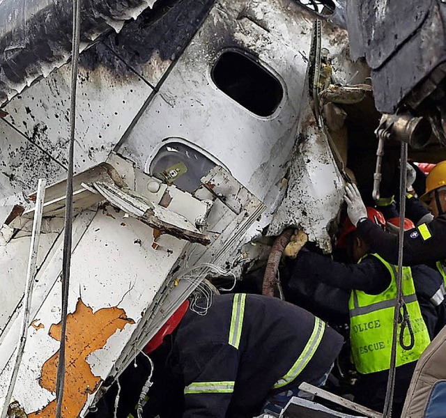 Rettungskrfte suchen in den Trmmern nach berlebenden.   | Foto: dpa