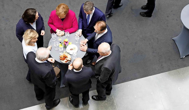 Lockere  Annherung der Koalitionre: ...ef Alexander Dobrindt (mitte rechts).   | Foto: dpa