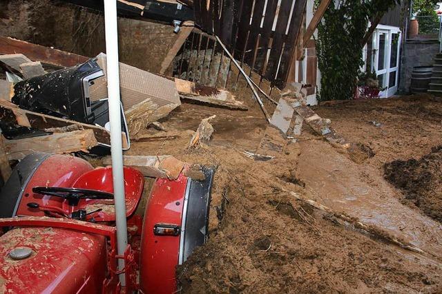 Fotos: Schlammlawine reit in Bahlingen Scheunenwand ein und dringt in Haus ein