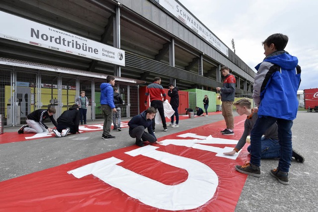 30 junge SC-Freiburg-Fans bereiten die Choreo frs Derby vor.  | Foto: Kunz