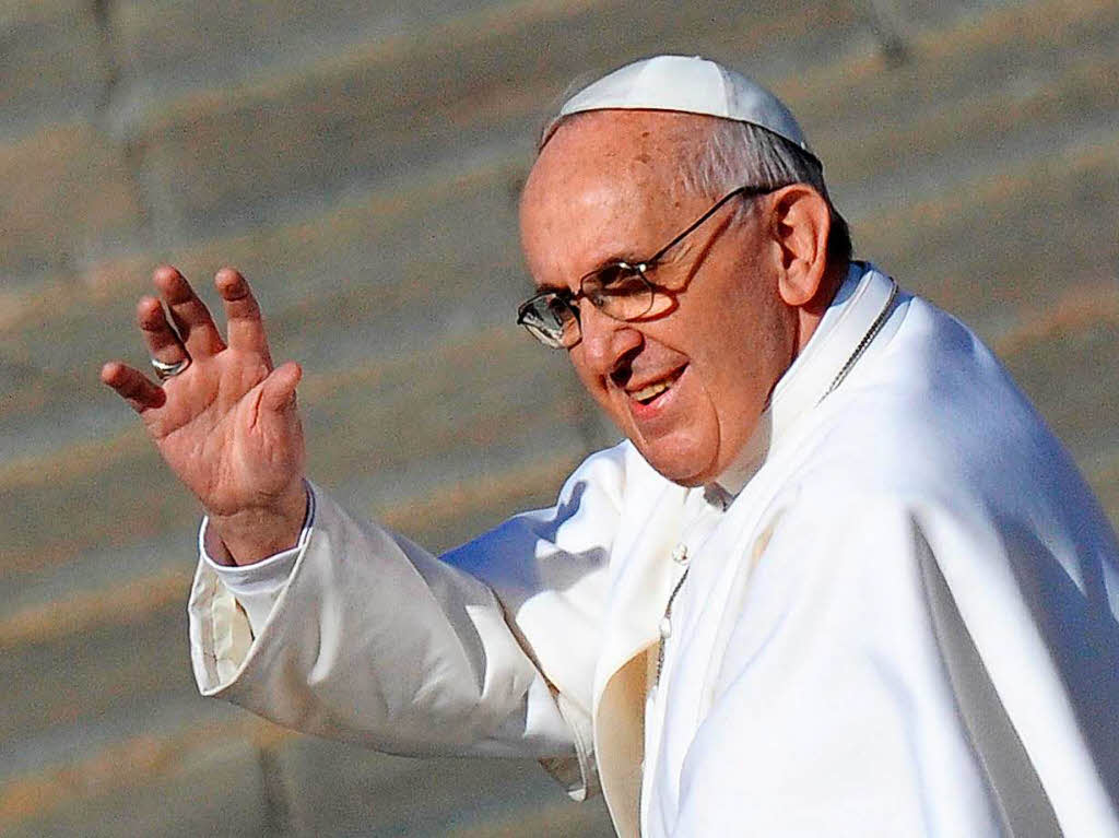 Ein Papst nah an den Menschen: Bei seiner Amtseinfhrung 2013 winkte Papst Franziskus dem Publikum auf dem Petersplatz im Vatikan zu.