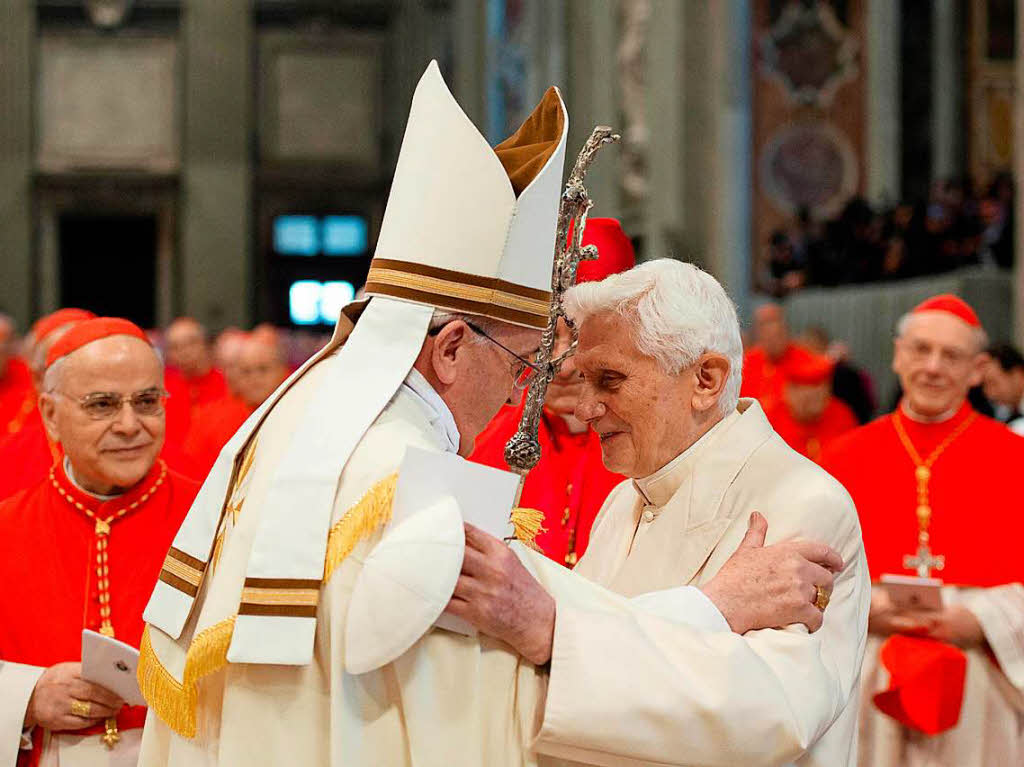 Mit seinem Vorgnger: Papst Franziskus (links) hatte den zurckgetretenen Benedikt zu seinem Konsistorium eingeladen.