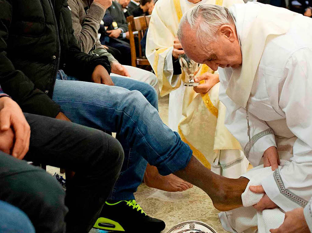 2013 wusch der Papst einem jungen Straftter die Fe.