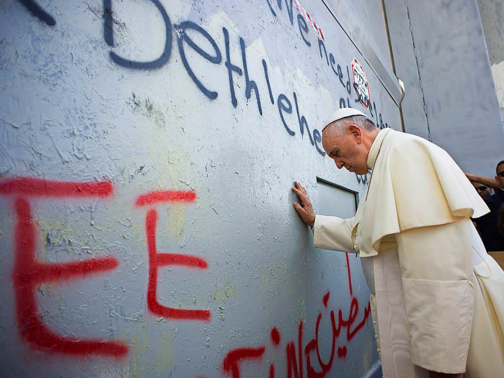 Eine Welt voller schier unlsbarer Konflikte: Der Papst 2014 in Bethlehem vor der Betonmauer, die Israelis und Palstinenser trennt.