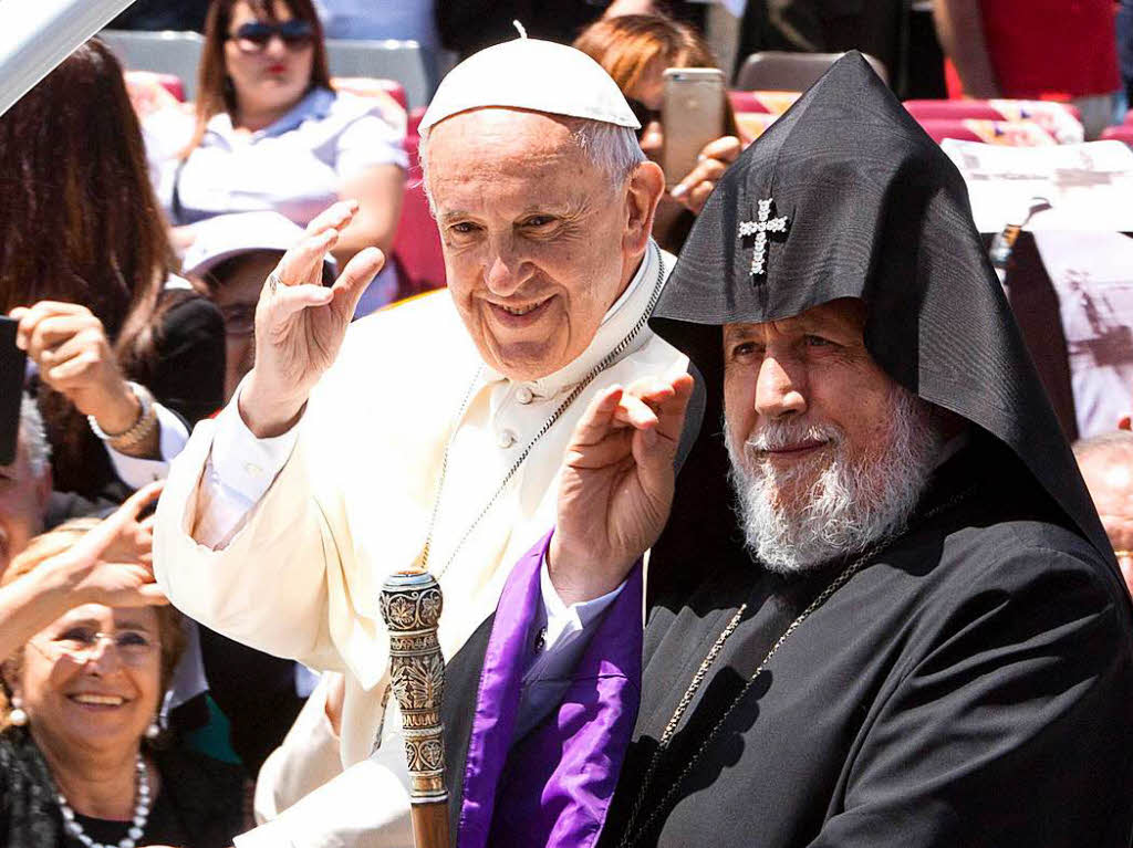 Papst Franziskus mit Katholikos Karekin II., dem Oberhaupt der Armenischen Kirche. 2015 bezeichnete der Papst das Massaker an den Armeniern als „Vlkermord“.