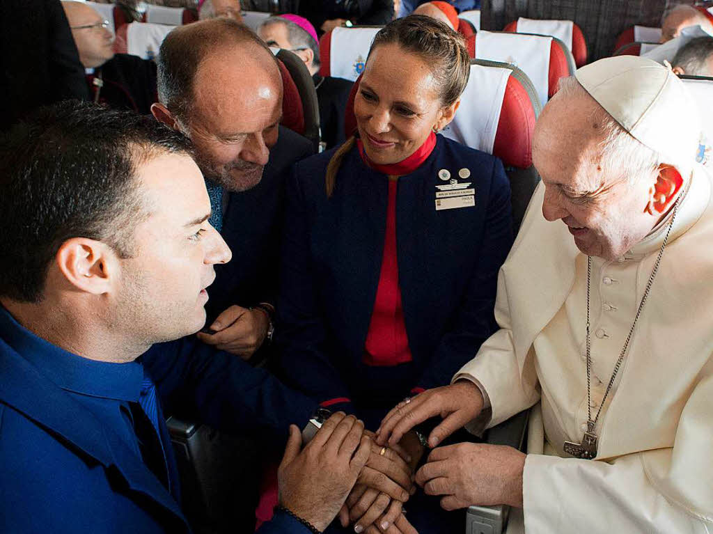 Auf einem Flug von Santiago de Chile nach Iquique traute der Papst 2018 zwei Flugbegleiter und sorgte damit fr Schlagzeilen.