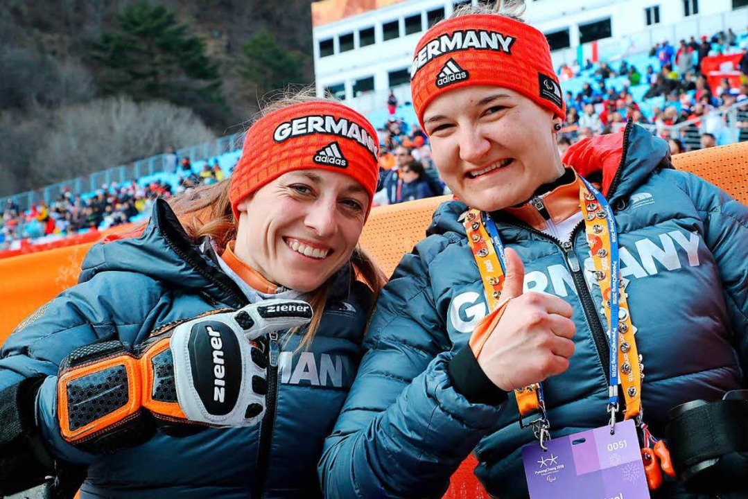 Anna-Lena Forster (rechts) sicherte si...chaffelhuber (links) blieb nur Silber.  | Foto: dpa