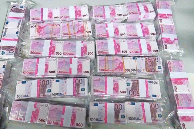 Mann findet acht Millionen Euro im Biomüll – Polizei entlarvt das Geld als Spielgeld