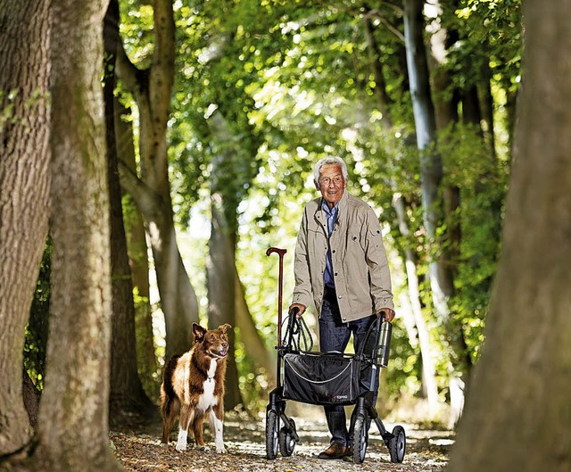 Ein Rollator macht es bei eingeschrnk...h, selbstndig das Haus zu verlassen.   | Foto: AGR/Topro