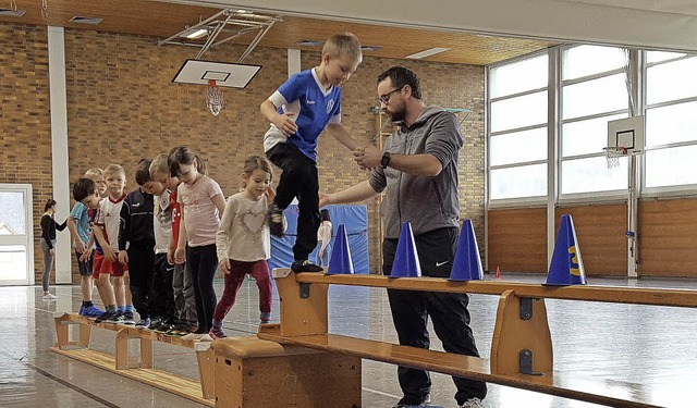 Hochkonzentriert folgen die Vorschulki...den bungen von Lehrer Tobias Hummel.   | Foto: Beate Zehnle-Lehmann