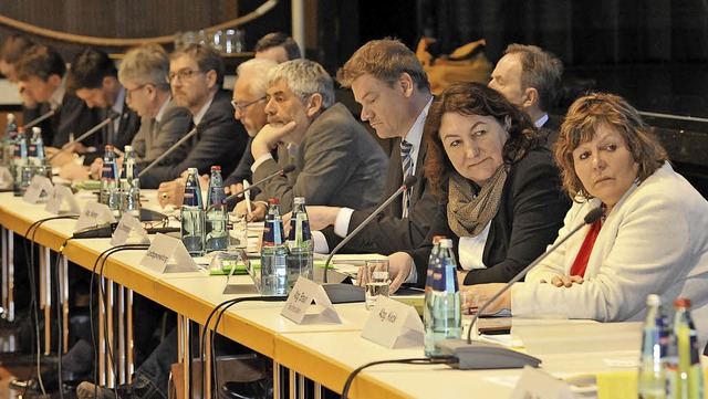 Der Petitionsausschuss sammelt seine I...und Petra Bhlen hren aufmerksam zu.   | Foto: Roland Sigwart