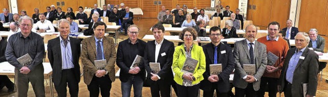 Einige Autoren des neuen Bandes zur Z...gung mit Buchvorstellung in Neuenburg   | Foto: dorothee philipp
