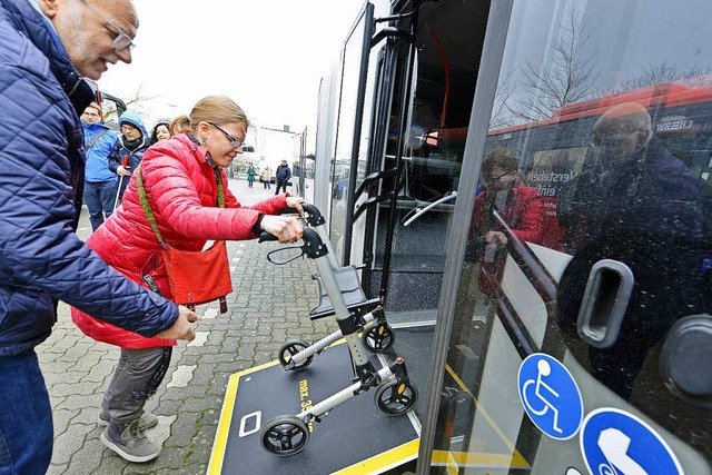 Die Behindertenbeauftragte des Landkre...m Barrierefreiheits-Test eines Busses.  | Foto: Michael Bamberger