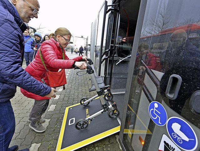 Die Behindertenbeauftragte des Landkre... Barrierefreiheits-Test eines Busses.   | Foto: Michael Bamberger