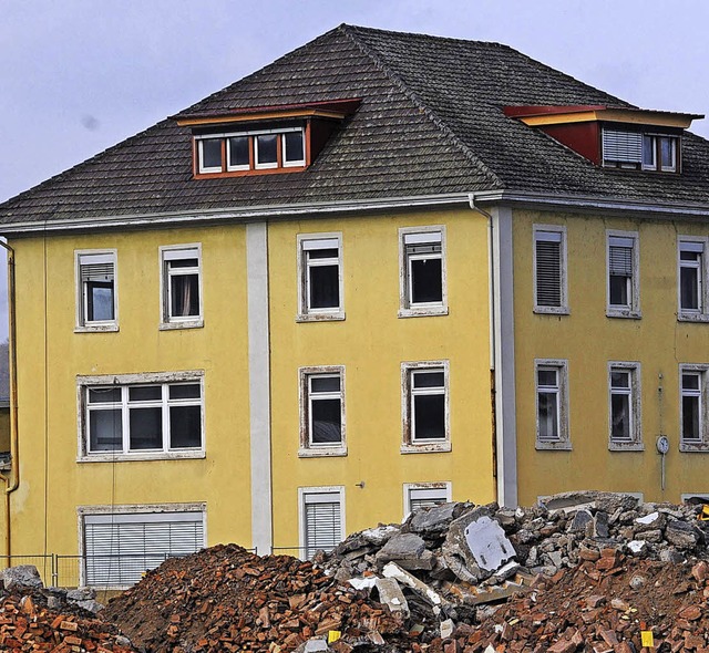 Was wird aus dem &#8222;Gelben Haus&#8...heren Verwaltungsgebudes  ins Spiel.   | Foto: Bergmann