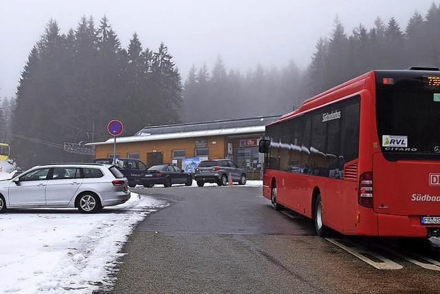 Falschparker blockieren den Belchenbus