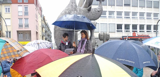 Im Regen  nahm  Manuela Eder (links)  ...te mit  auf Rheinfelder Frauenspuren.   | Foto: Claudia Gempp