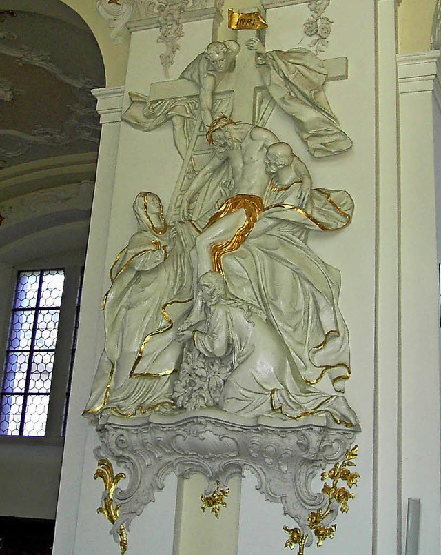Kreuzabnahme-Relief im Mittelgang der St.-Josef-Kirche.   | Foto: Bayer