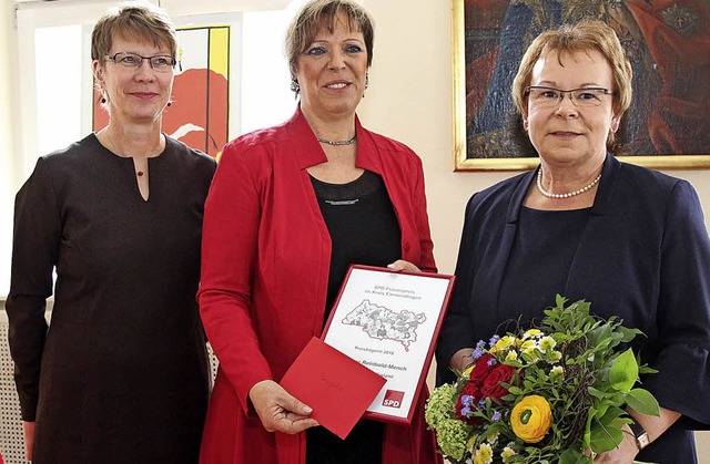 Hannelore Reinbold-Mench (rechts) beka...einschaft sozialdemokratischer Frauen.  | Foto: Dagmar Barber