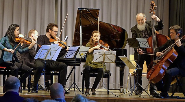 Ein Ensemble um die Geigerin Yuki Kasa...iersextett von Felix Weingartner auf.   | Foto: Roswitha Frey