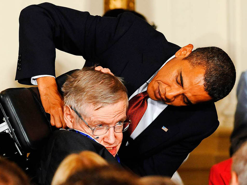 2009 berreicht der damalige US-Prsident Barack Obama dem Physiker die Friedensmedaille.