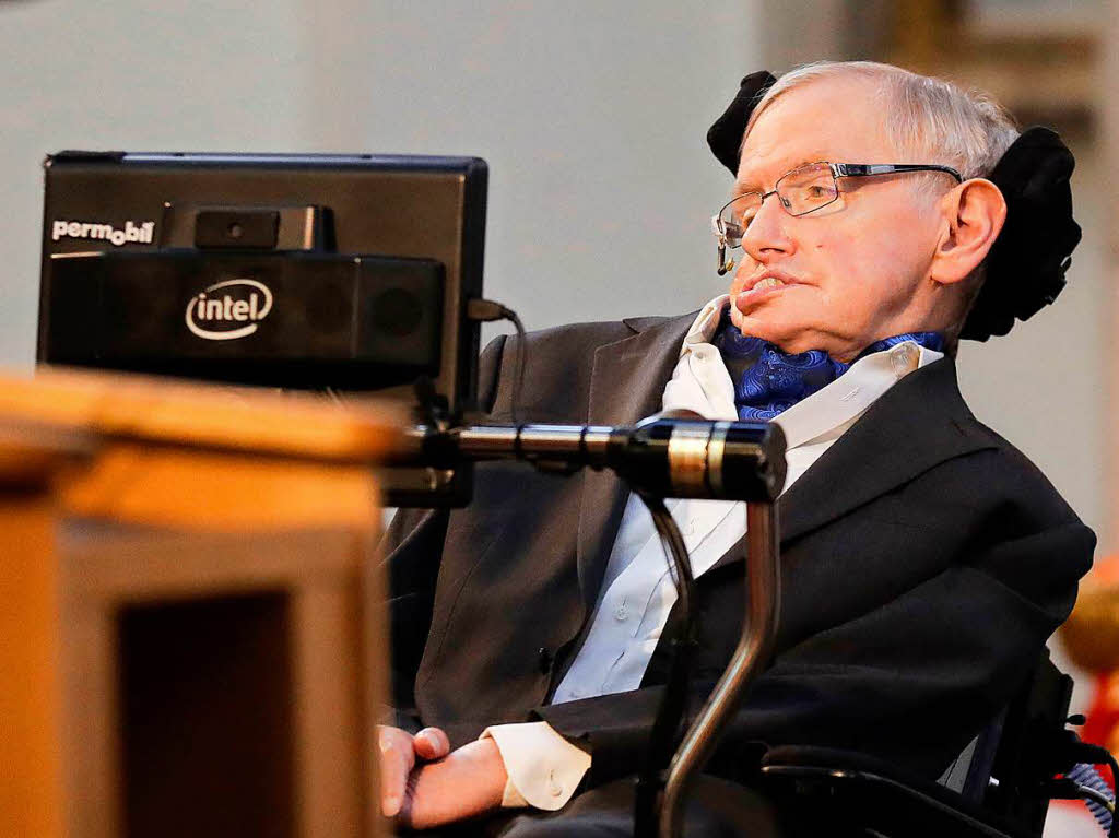 Bereits 1963 wurde bei Hawking eine Nervenkrankheit diagnostiziert. Die Krankheit fesselte ihn an einen Rollstuhl, ab 1985 konnte er nur noch ber einen Computer sprechen.