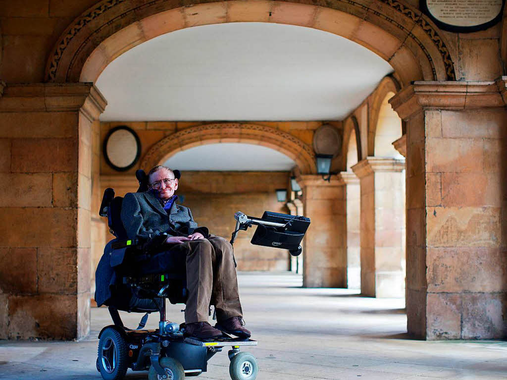 30 Jahre lang hatte Hawking den berhmten Lucasischen Lehrstuhl fr Mathematik an der Universitt Cambridge inne und war damit ein Nachfolger Isaac Newtons.