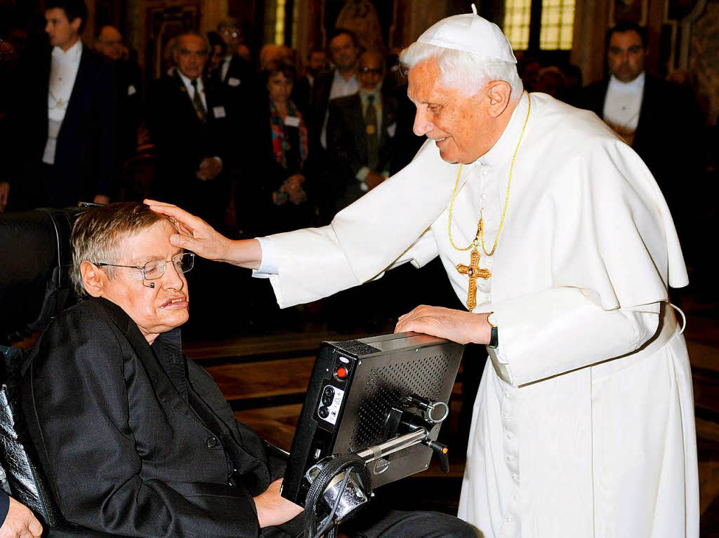 2008 besuchte der Physiker Papst Benedikt XVI im Vatikan. Hawking glaubte nicht an ein Leben nach dem Tod.