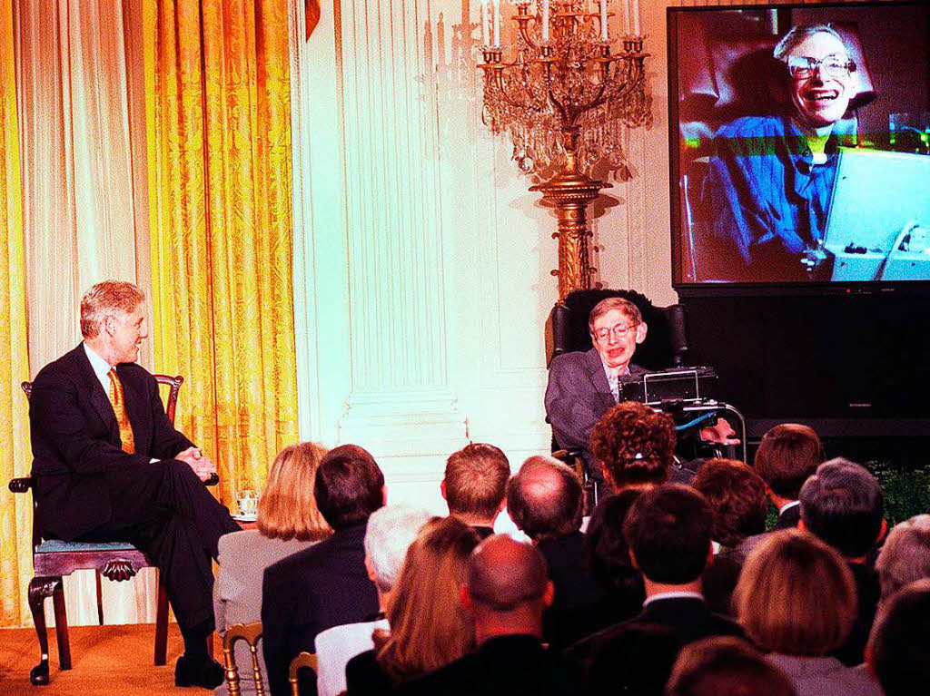 Hawking mit dem ehemaligen US-Prsidenten Bill Clinton (links) 1998, whrend sie eine Szene aus „Raumschiff Enterprise – Das nchste Jahrhundert“ anschauen.