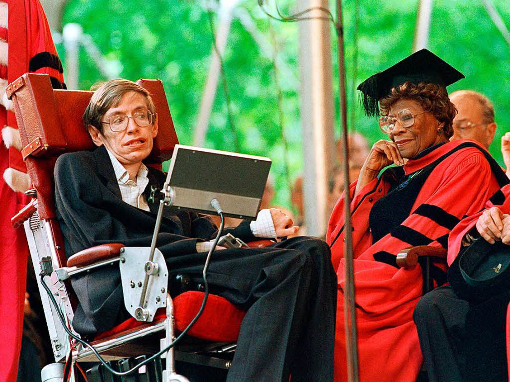 Stephen Hawking und die "First Lady of Jazz" Ella Fitzgerald wurden 1990 mit der Ehrendoktorwrde der Universitt Harvard ausgezeichnet.