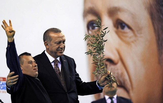 Der trkische Prsident Erdogan umarmt einen Untersttzer.  | Foto: DPA