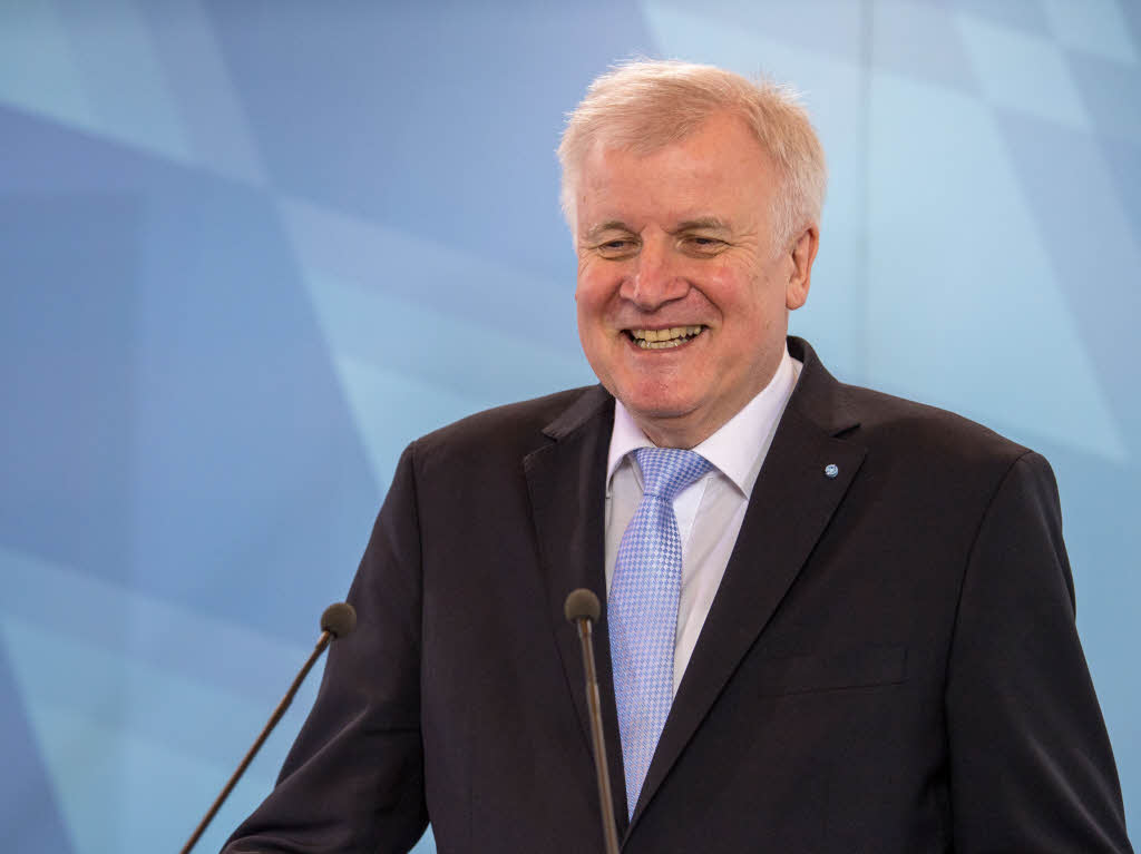 Nach neuneinhalb Jahren als bayerischer Ministerprsident kommt auf den 68-jhrigen Horst Seehofer (CSU) die vielleicht grte Aufgabe seiner Politikerlaufbahn zu. Sein Innenministerium wird um die Bereiche Heimat und Bau zum Superministerium aufgewertet.