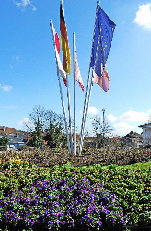Die Flaggen der Partnerstdte und die ...0; auf den Namen Europaplatz geplant.   | Foto: Sylvia-Karina Jahn