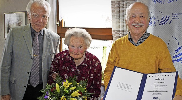 Der Ortsvereinsvorsitzende Johannes Na...tulierten der Geehrten Gertrud Wiest.   | Foto: W. Schnabl