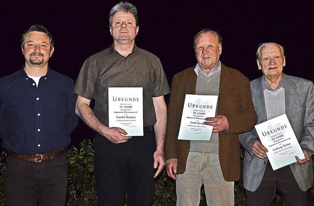 Der Vorsitzende Andreas Maurer (von li...hm fr ihre langjhrige Vereinstreue.   | Foto: Jrg Schimanski