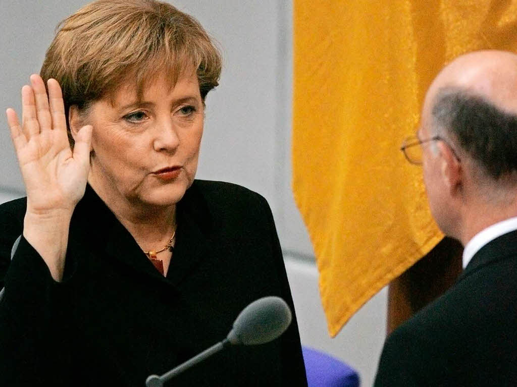 2005 wird Angela Merkel die erste Bundeskanzlerin der Bundesrepublik Deutschlands.