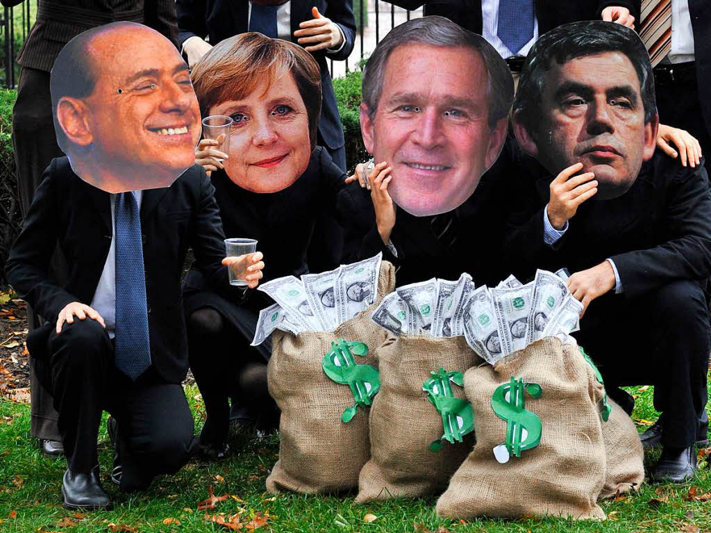 2008 kam dann eine der grten Bewhrungsproben fr die Kanzlerin: Die internationale Finanzkrise. Auf dem Bild sind Demonstranten vor dem G20-Treffen im November 2008 zu sehen.