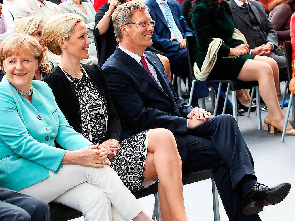 2010 wird Christian Wulff zum Bundesprsidenten ernannt. Er war Merkels Favorit. Schon zwei Jahre spter trat Wulff zurck, nachdem die Staatsanwaltschaft Hannover Ermittlungen gegen ihn aufgenommen hatte. Spter wurde er von allen Vorwrfen freigesprochen.