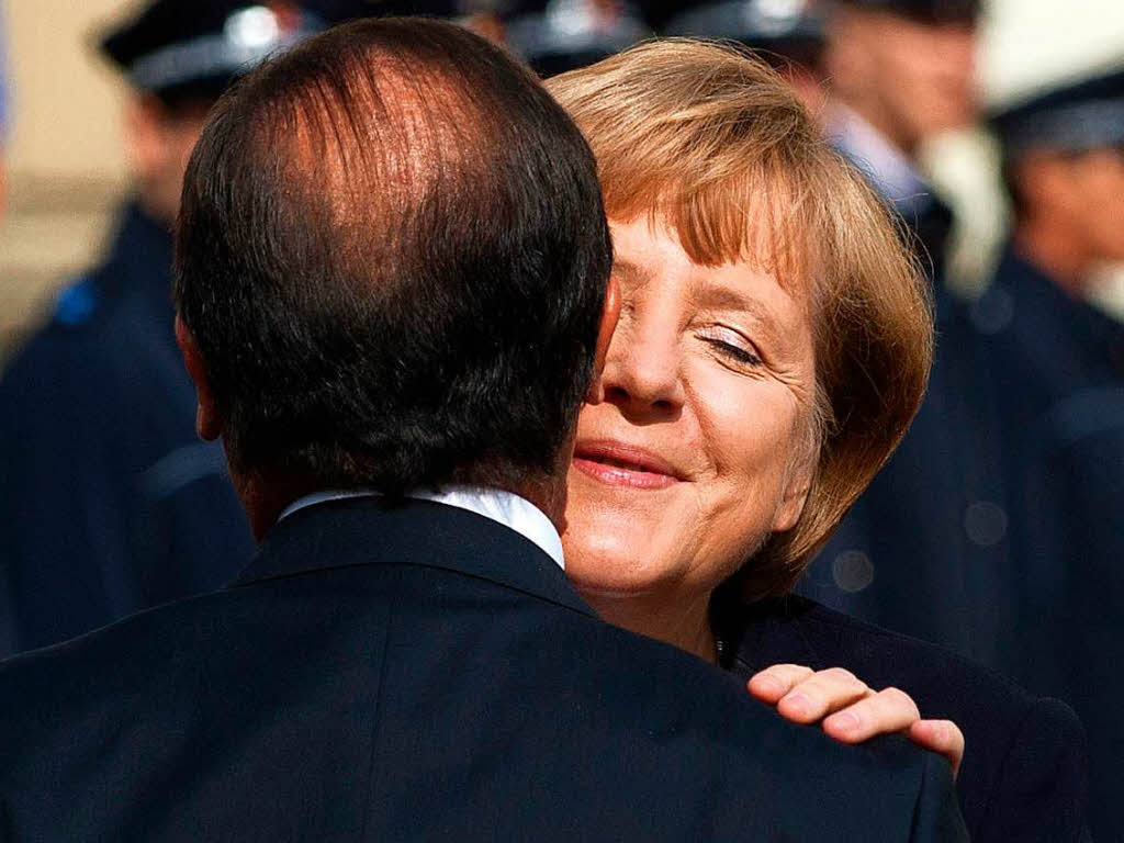 Bei den franzsischen Prsidentschaftswahlen 2012 untersttzt Merkel explizit die Kandidatur von Amtsinhaber Sarkozy. Als dann dessen sozialistischer Herausforderer Hollande die Wahl gewinnt, beginnen die beiden Politiker sich zgerlich anzunhern.