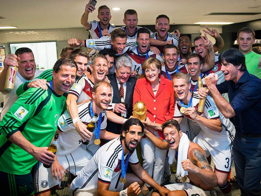 Angela Merkel outete sich bald als groer Fan der deutschen Fuballnationalmannschaft. 2014 feiert sie den Weltmeistertitel mit der Mannschaft und dem neuen Bundesprsidenten Joachim Gauck.