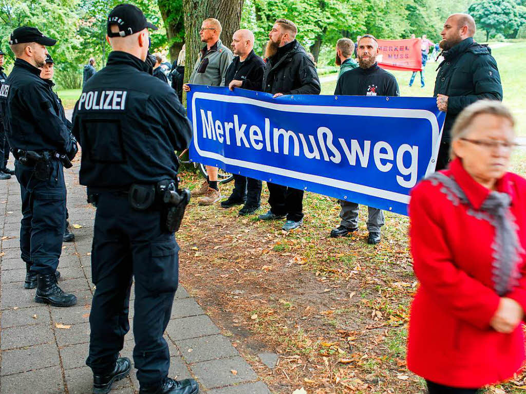 Gerade ihre Aussage „Wir schaffen das“ rckte Merkel seit 2015 in den Fokus rechter Flchtlingsgegner. Diese skandierten „Merkel muss weg“ und „reservierten“ auf einer Demonstration Galgen fr Merken und Vizekanzler Sigmar Gabriel.