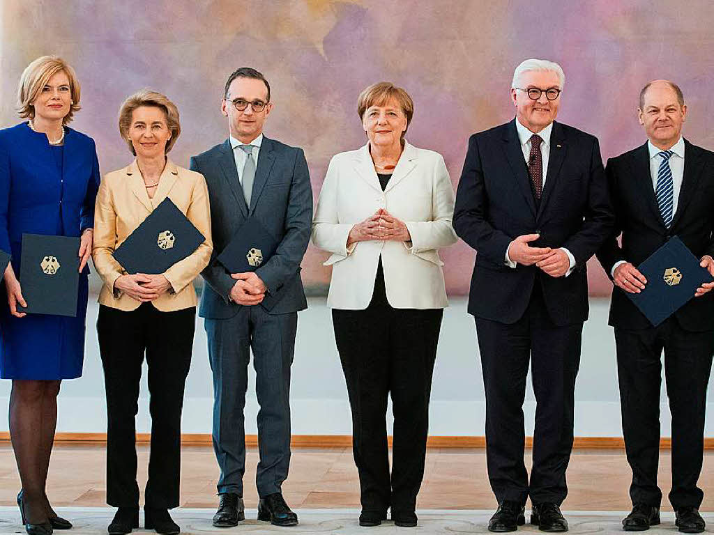 Hier posiert sie mit dem Bundesprsidenten und einigen ihrer neuen Ministern.