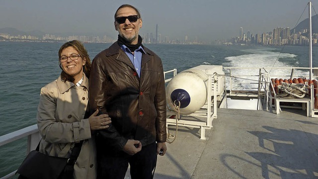 Nathalie Wiesner und ihr Ehemann Eike Christian auf einer Fhre vor Hongkong   | Foto: Privat