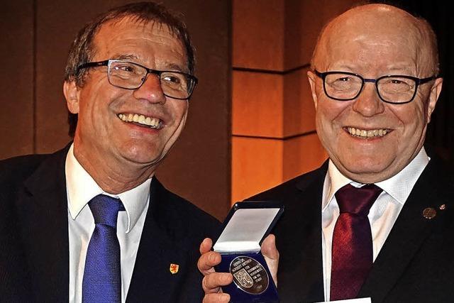 Dietrich erhlt die Verdienstmedaille