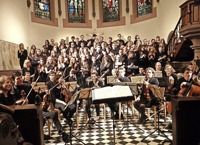 Mit Mozarts Requiem begeisterten der O...fler Gymnasiums  in der Pauluskirche.   | Foto: b. Flier