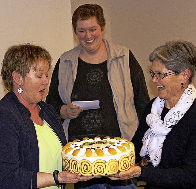 Ina Wagner (Mitte) vom Caf &#8222;Mit...gemeinschaft  eine  Geburtstagstorte.   | Foto: David