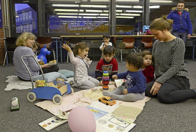 Whrend die Eltern fleiig Vokabeln le...spielen die Kinder lieber eine Runde.   | Foto: Ingo Schneider