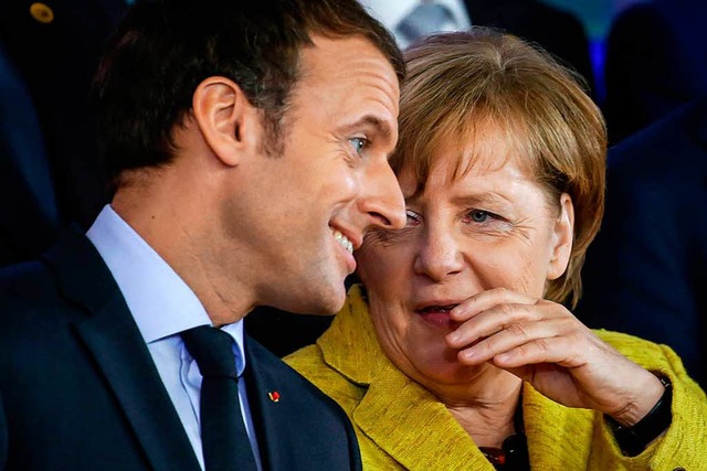 Er braucht sie, um seine Reformplne f...en: Emmanuel Macron und Angela Merkel.  | Foto: AFP