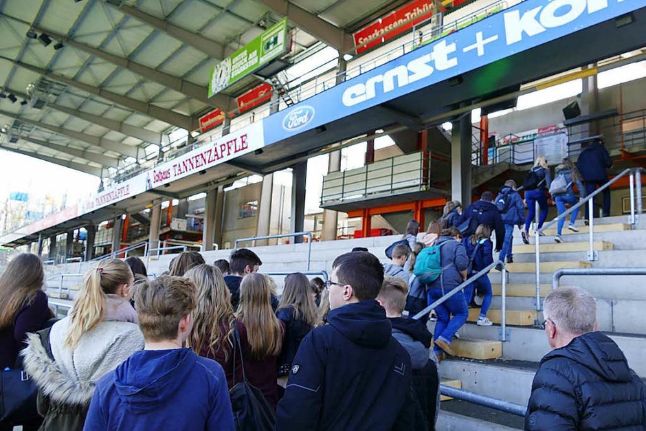Die Schüler auf dem Weg zur Südtribüne (Foto: Selina Junghäni) Die Schüler auf dem Weg zur Südtribüne (Foto: Selina Junghäni)